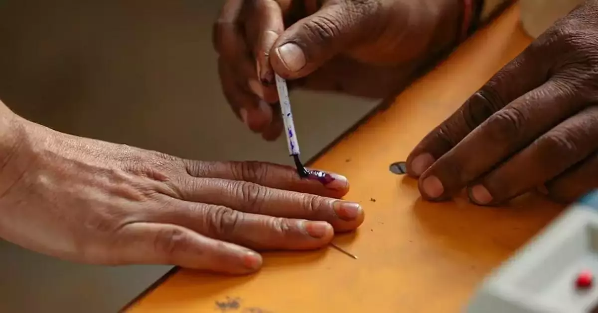 തദ്ദേശ തിരഞ്ഞെടുപ്പ്; വോട്ടെടുപ്പ് അവസാനിച്ചു, രണ്ടാം ഘട്ടത്തില് 75.75% പോളിങ് രേഖപ്പെടുത്തി, സംസ്ഥാനത്തുടനീളം 73.56% തദ്ദേശ തിരഞ്ഞെടുപ്പ്; വോട്ടെടുപ്പ് അവസാനിച്ചു, രണ്ടാം ഘട്ടത്തില് 75.75% പോളിങ് രേഖപ്പെടുത്തി, സംസ്ഥാനത്തുടനീളം 73.56%