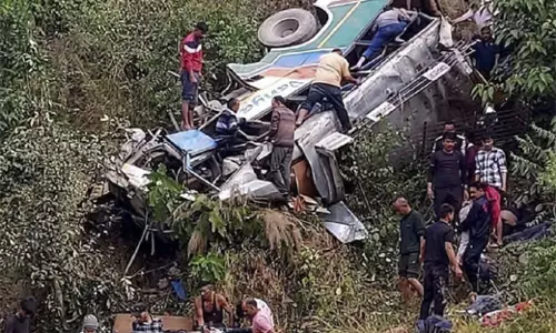 അരുണാചലില്‍ ട്രക്ക് കൊക്കയിലേക്ക് മറിഞ്ഞ് അപകടം; 22 മരണം