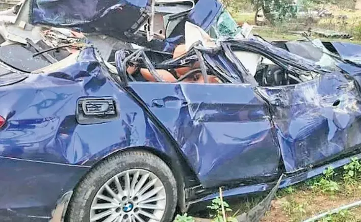 നിര്‍ത്തിയിട്ടിരുന്ന ലോറിയിലേക്ക് കാര്‍ ഇടിച്ചു കയറി; വിദ്യാര്‍ഥിനിക്ക് ദാരുണാന്ത്യം