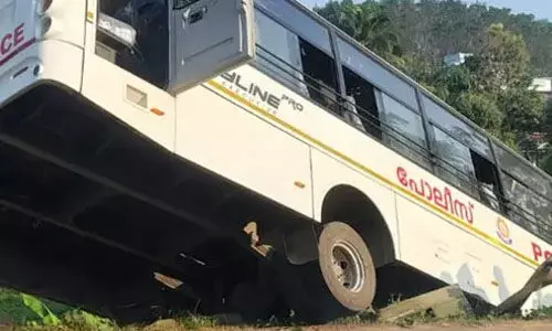 പോലിസ് ബസ് അപകടത്തില്‍ പെട്ടു; ഏഴുപേര്‍ക്ക് പരിക്ക്