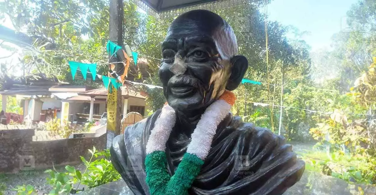 കണ്ണൂരില് പലയിടത്തും അക്രമം; വീടുകള്ക്ക് കല്ലേറ്, ഗാന്ധി പ്രതിമ തകര്ക്കാന് ശ്രമം കണ്ണൂരില് പലയിടത്തും അക്രമം; വീടുകള്ക്ക് കല്ലേറ്, ഗാന്ധി പ്രതിമ തകര്ക്കാന് ശ്രമം