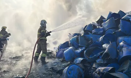 കുവൈത്ത് അംഘാരയിലെ പ്ലാസ്റ്റിക് മാലിന്യസംസ്കരണ കമ്പനിയില് തീപിടിത്തം കുവൈത്ത് അംഘാരയിലെ പ്ലാസ്റ്റിക് മാലിന്യസംസ്കരണ കമ്പനിയില് തീപിടിത്തം