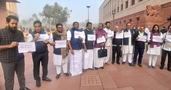 സ്വര്ണം കട്ടവരാരപ്പാ, സഖാക്കളാണേ അയ്യപ്പാ; പാര്ലമെന്റിന് മുന്നില് പാട്ടുപാടി പ്രതിഷേധവുമായി യുഡിഎഫ് എംപിമാര് സ്വര്ണം കട്ടവരാരപ്പാ, സഖാക്കളാണേ അയ്യപ്പാ; പാര്ലമെന്റിന് മുന്നില് പാട്ടുപാടി പ്രതിഷേധവുമായി യുഡിഎഫ് എംപിമാര്