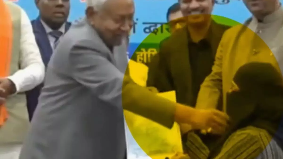 സര്ട്ടിഫിക്കറ്റ് വിതരണത്തിനിടെ ഡോക്ടറുടെ ഹിജാബ് നീക്കി ബിഹാര് മുഖ്യമന്ത്രി നിതീഷ് കുമാര് സര്ട്ടിഫിക്കറ്റ് വിതരണത്തിനിടെ ഡോക്ടറുടെ ഹിജാബ് നീക്കി ബിഹാര് മുഖ്യമന്ത്രി നിതീഷ് കുമാര്