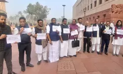 സ്വര്ണം കട്ടവരാരപ്പാ, സഖാക്കളാണേ അയ്യപ്പാ; പാര്ലമെന്റിന് മുന്നില് പാട്ടുപാടി പ്രതിഷേധവുമായി യുഡിഎഫ് എംപിമാര് സ്വര്ണം കട്ടവരാരപ്പാ, സഖാക്കളാണേ അയ്യപ്പാ; പാര്ലമെന്റിന് മുന്നില് പാട്ടുപാടി പ്രതിഷേധവുമായി യുഡിഎഫ് എംപിമാര്