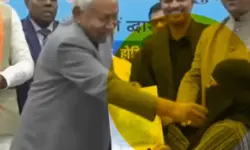 സര്ട്ടിഫിക്കറ്റ് വിതരണത്തിനിടെ ഡോക്ടറുടെ ഹിജാബ് നീക്കി ബിഹാര് മുഖ്യമന്ത്രി നിതീഷ് കുമാര് സര്ട്ടിഫിക്കറ്റ് വിതരണത്തിനിടെ ഡോക്ടറുടെ ഹിജാബ് നീക്കി ബിഹാര് മുഖ്യമന്ത്രി നിതീഷ് കുമാര്