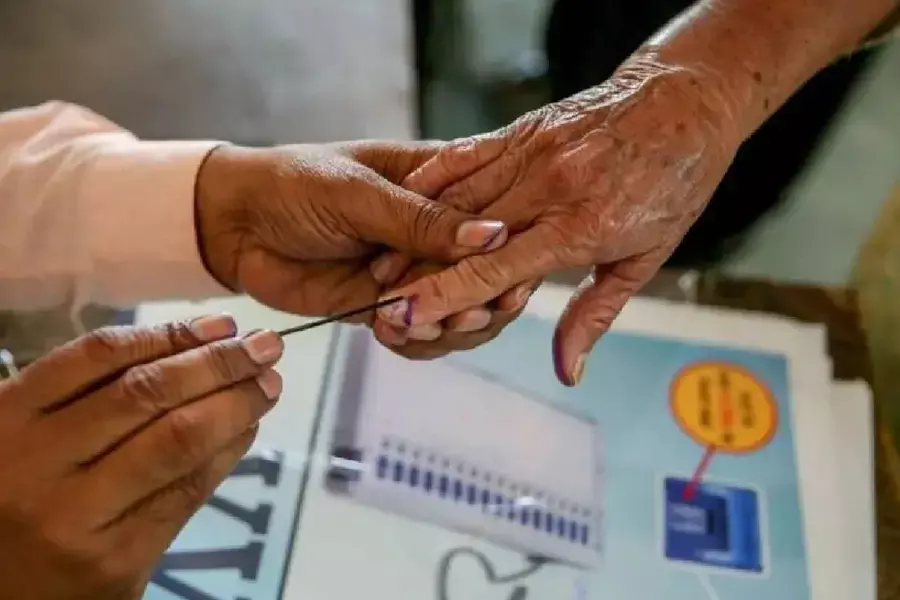 പശ്ചിമ ബംഗാളില്‍ തിരഞ്ഞെടുപ്പ് ഡ്യൂട്ടിക്കിടെ ഗുരുതരമായ വീഴ്ചയും ക്രമക്കേടും; ഏഴ് ഉദ്യോഗസ്ഥര്‍ക്ക് സസ്‌പെന്‍ഷന്‍