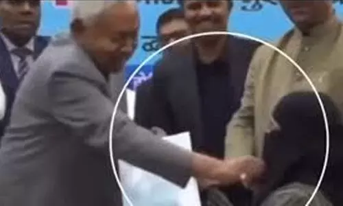 മുസ്ലിം സ്ത്രീയുടെ നിഖാബ് പിടിച്ചുവലിച്ച് ബിഹാര് മുഖ്യമന്ത്രി മുസ്ലിം സ്ത്രീയുടെ നിഖാബ് പിടിച്ചുവലിച്ച് ബിഹാര് മുഖ്യമന്ത്രി