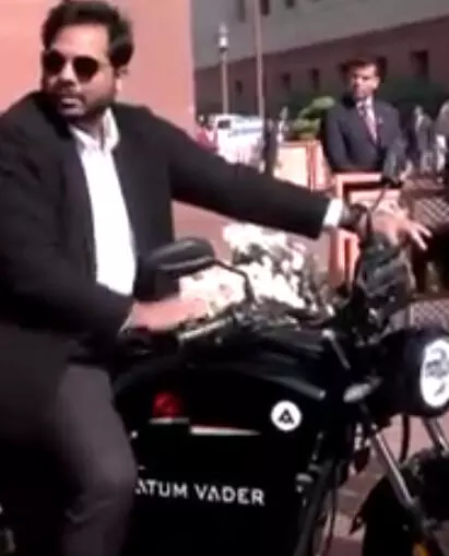 വായു മലിനീകരണത്തിനെതിരായ പ്രതിഷേധം; കോണ്ഗ്രസ് എംപി പാര്ലമെന്റില് എത്തിയത് സ്വയം നിര്മ്മിച്ച ഇലക്ട്രിക് ബൈക്കില് വായു മലിനീകരണത്തിനെതിരായ പ്രതിഷേധം; കോണ്ഗ്രസ് എംപി പാര്ലമെന്റില് എത്തിയത് സ്വയം നിര്മ്മിച്ച ഇലക്ട്രിക് ബൈക്കില്