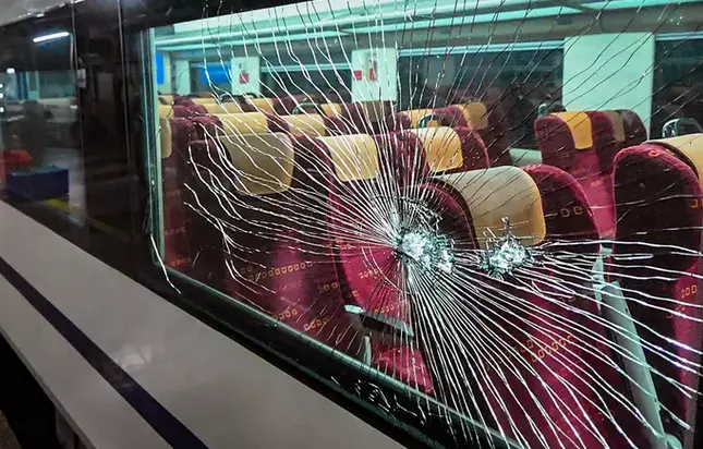 എഗ്മോര്-തിരുനെല്വേലി വന്ദേഭാരത് ട്രെയിനിന് നേരെ കല്ലേറ്; ആറ് കോച്ചുകളുടെ ചില്ലുകള് തകര്ന്നു, നാലു കുട്ടികളെ പിടികൂടി എഗ്മോര്-തിരുനെല്വേലി വന്ദേഭാരത് ട്രെയിനിന് നേരെ കല്ലേറ്; ആറ് കോച്ചുകളുടെ ചില്ലുകള് തകര്ന്നു, നാലു കുട്ടികളെ പിടികൂടി