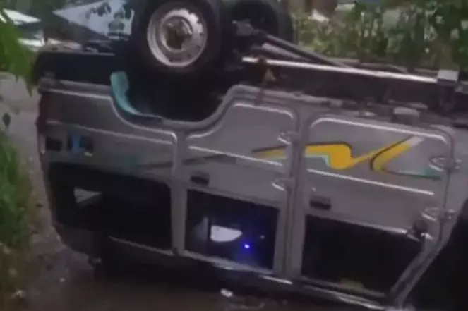 ജീപ്പ് മറിഞ്ഞ് അപകടം; 10 പേര്ക്ക് പരിക്ക്, രണ്ടു പേരുടെ നില ഗുരുതരം ജീപ്പ് മറിഞ്ഞ് അപകടം; 10 പേര്ക്ക് പരിക്ക്, രണ്ടു പേരുടെ നില ഗുരുതരം