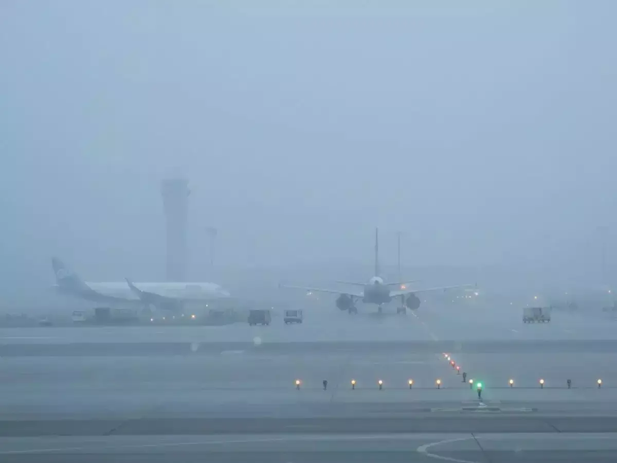ഡല്ഹിയില് കടുത്ത മൂടല്മഞ്ഞ്; ട്രെയിന് ഗതാഗതം തടസ്സപ്പെട്ടു, 40ലധികം വിമാനങ്ങള് വൈകി ഡല്ഹിയില് കടുത്ത മൂടല്മഞ്ഞ്; ട്രെയിന് ഗതാഗതം തടസ്സപ്പെട്ടു, 40ലധികം വിമാനങ്ങള് വൈകി