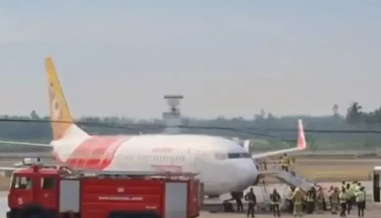 കൊച്ചിയില് എയര് ഇന്ത്യ എക്സ്പ്രസിന് അടിയന്തര ലാന്ഡിങ്; ടയറുകള് പൊട്ടി, വന് അപകടം ഒഴിവായി കൊച്ചിയില് എയര് ഇന്ത്യ എക്സ്പ്രസിന് അടിയന്തര ലാന്ഡിങ്; ടയറുകള് പൊട്ടി, വന് അപകടം ഒഴിവായി