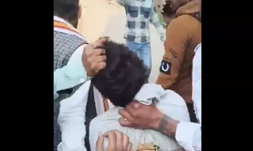 ബീഫ് കഴിക്കുമെന്ന് പറഞ്ഞ മുസ്ലിം യുവാവിനെ മര്ദ്ദിച്ച് ഹിന്ദുത്വര് (വീഡിയോ) ബീഫ് കഴിക്കുമെന്ന് പറഞ്ഞ മുസ്ലിം യുവാവിനെ മര്ദ്ദിച്ച് ഹിന്ദുത്വര് (വീഡിയോ)