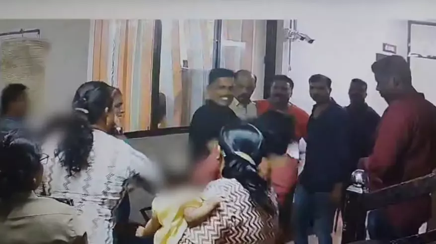 ഗര്ഭിണിയെ മര്ദിച്ച് എസ്എച്ച്ഒ; സ്റ്റേഷനിലെ ദൃശ്യങ്ങള് പുറത്ത് ഗര്ഭിണിയെ മര്ദിച്ച് എസ്എച്ച്ഒ; സ്റ്റേഷനിലെ ദൃശ്യങ്ങള് പുറത്ത്