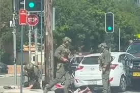 ബോണ്ടി ബീച്ചിലേക്ക് പാഞ്ഞ കാര് പോലിസ് ഇടിച്ചുവീഴ്ത്തി, ഏഴ് പേര് പിടിയില് ബോണ്ടി ബീച്ചിലേക്ക് പാഞ്ഞ കാര് പോലിസ് ഇടിച്ചുവീഴ്ത്തി, ഏഴ് പേര് പിടിയില്