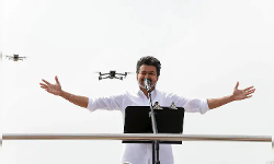 തമിഴ്നാട്ടില് പൊതുപരിപാടി സംഘടിപ്പിച്ച് വിജയ്; കാണാനെത്തിയത് 3500ത്തിലധികം പേര് തമിഴ്നാട്ടില് പൊതുപരിപാടി സംഘടിപ്പിച്ച് വിജയ്; കാണാനെത്തിയത് 3500ത്തിലധികം പേര്