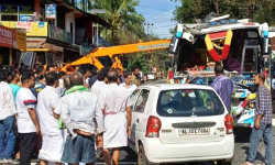ക്രെയിന് സൂമില് ശബരിമല തീര്ത്ഥാടകരുടെ ബസ് ഇടിച്ച് അപകടം ക്രെയിന് സൂമില് ശബരിമല തീര്ത്ഥാടകരുടെ ബസ് ഇടിച്ച് അപകടം