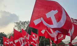 പോറ്റിയെ കേറ്റിയേ പാരഡി ഗാനം; തിരഞ്ഞെടുപ്പ് കമ്മിഷന് പരാതി നല്കാന് സിപിഎം പോറ്റിയെ കേറ്റിയേ പാരഡി ഗാനം; തിരഞ്ഞെടുപ്പ് കമ്മിഷന് പരാതി നല്കാന് സിപിഎം