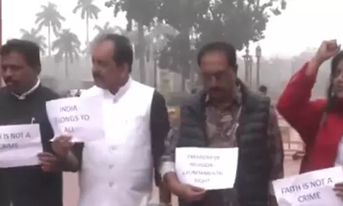 ന്യൂനപക്ഷങ്ങള്‍ക്കെതിരായ അതിക്രമങ്ങള്‍ അവസാനിപ്പിക്കണം; പാര്‍ലമെന്റ് വളപ്പില്‍  പ്രതിപക്ഷ പ്രതിഷേധം (വീഡിയോ)