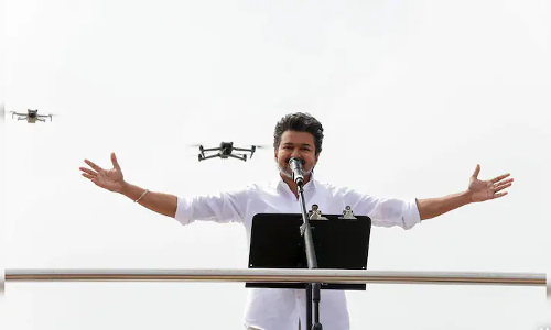 തമിഴ്നാട്ടില് പൊതുപരിപാടി സംഘടിപ്പിച്ച് വിജയ്; കാണാനെത്തിയത് 35000ത്തിലധികം പേര് തമിഴ്നാട്ടില് പൊതുപരിപാടി സംഘടിപ്പിച്ച് വിജയ്; കാണാനെത്തിയത് 35000ത്തിലധികം പേര്