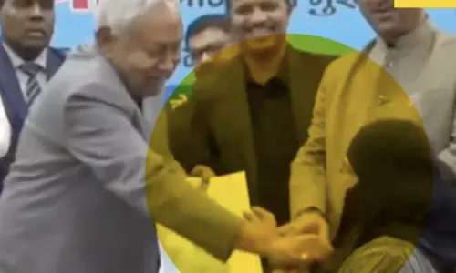 നിതീഷ് കുമാര്‍ നിഖാബ് നീക്കിയ ഡോക്ടര്‍ക്ക് ജോലി സ്വീകരിക്കുകയോ തുലയുകയോ ചെയ്യാമെന്ന് ഗിരിരാജ് സിങ്; ഫീനൈല്‍ ഉപയോഗിച്ച് വായ വൃത്തിയാക്കണമെന്ന് ഇല്‍തിജ മുഫ്തി