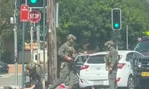 ബോണ്ടി ബീച്ചിലേക്ക് പാഞ്ഞ കാര് പോലിസ് ഇടിച്ചുവീഴ്ത്തി, ഏഴ് പേര് പിടിയില് ബോണ്ടി ബീച്ചിലേക്ക് പാഞ്ഞ കാര് പോലിസ് ഇടിച്ചുവീഴ്ത്തി, ഏഴ് പേര് പിടിയില്