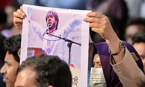 വിദ്യാര്ഥി നേതാവ് ഷെരീഫ് ഉസ്മാന് ഹാദിയുടെ മരണം; ധാക്കയില് വ്യാപക അക്രമം (വീഡിയോ) വിദ്യാര്ഥി നേതാവ് ഷെരീഫ് ഉസ്മാന് ഹാദിയുടെ മരണം; ധാക്കയില് വ്യാപക അക്രമം (വീഡിയോ)