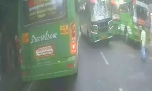 യാത്രക്കാരുടെ ജീവന്വെച്ച് ബസ് ഡ്രൈവറുടെ അതിക്രമം; ബസുകള് കൂട്ടിയിടിപ്പിച്ചു യാത്രക്കാരുടെ ജീവന്വെച്ച് ബസ് ഡ്രൈവറുടെ അതിക്രമം; ബസുകള് കൂട്ടിയിടിപ്പിച്ചു