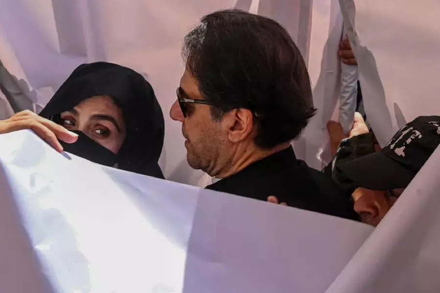 തോഷാഖാന അഴിമതി കേസ്; ഇമ്രാന് ഖാനും ഭാര്യ ബുഷ്റ ബീബിക്കും 17 വര്ഷം തടവ് തോഷാഖാന അഴിമതി കേസ്; ഇമ്രാന് ഖാനും ഭാര്യ ബുഷ്റ ബീബിക്കും 17 വര്ഷം തടവ്