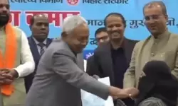 നിതീഷ് കുമാര് നിഖാബ് വലിച്ചു താഴ്ത്തിയ ഡോക്ടര് നുസ്രത്ത് ജോലി ഉപേക്ഷിക്കില്ല നിതീഷ് കുമാര് നിഖാബ് വലിച്ചു താഴ്ത്തിയ ഡോക്ടര് നുസ്രത്ത് ജോലി ഉപേക്ഷിക്കില്ല