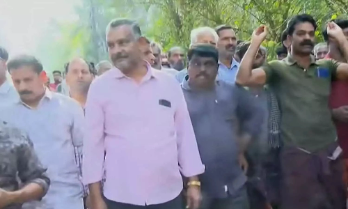 കടുവ ആക്രമണം; മൃതദേഹം മാറ്റാന്‍ അനുവദിക്കാതെ നാട്ടുകാര്‍, പ്രതിഷേധം