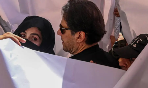 തോഷാഖാന അഴിമതി കേസ്; ഇമ്രാന്‍ ഖാനും ഭാര്യ ബുഷ്‌റ ബീബിക്കും 17 വര്‍ഷം തടവ്