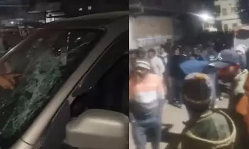 കര്‍ണി സേനക്കൊപ്പം മുസ്‌ലിംകള്‍ക്കെതിരെ കല്ലെറിഞ്ഞ് പോലിസ്