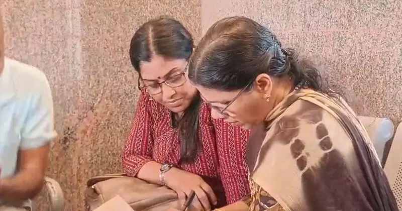 കൈക്കൂലി വാങ്ങുന്നതിനിടെ ഇലക്ട്രിക്കല് ഇന്സ്പെക്ടറേറ്റ് ഉദ്യോഗസ്ഥ പിടിയില് കൈക്കൂലി വാങ്ങുന്നതിനിടെ ഇലക്ട്രിക്കല് ഇന്സ്പെക്ടറേറ്റ് ഉദ്യോഗസ്ഥ പിടിയില്