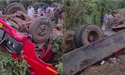 കണ്ണൂരില്‍ കോണ്‍ക്രീറ്റ് മിക്സര്‍ കയറ്റിവന്ന ലോറി മറിഞ്ഞ് രണ്ടു പേര്‍ മരിച്ചു