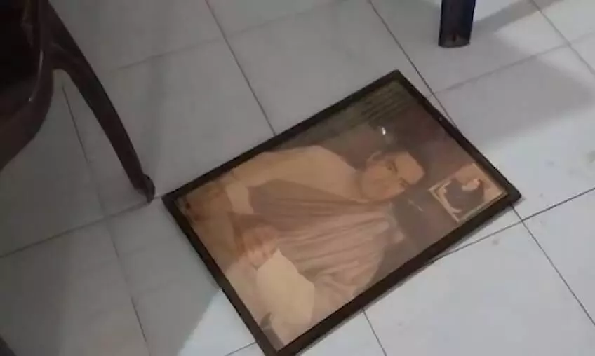 കരിവെള്ളൂരില് കോണ്ഗ്രസ് മണ്ഡലം കമ്മിറ്റി ഓഫീസ് അടിച്ച് തകര്ത്തു; സിപിഎമ്മിനെതിരേ പരാതി കരിവെള്ളൂരില് കോണ്ഗ്രസ് മണ്ഡലം കമ്മിറ്റി ഓഫീസ് അടിച്ച് തകര്ത്തു; സിപിഎമ്മിനെതിരേ പരാതി