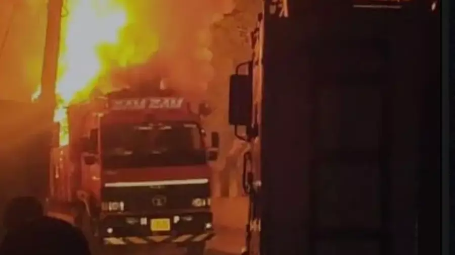 പാലായില്‍ ലോറി വൈദ്യുതി ലൈനില്‍ തട്ടി കത്തിനശിച്ചു