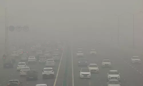 ഡല്ഹിയില് കനത്ത മൂടല്മഞ്ഞ്; വായു ഗുണനിലവാരം അതീവ ഗുരുതരം ഡല്ഹിയില് കനത്ത മൂടല്മഞ്ഞ്; വായു ഗുണനിലവാരം അതീവ ഗുരുതരം