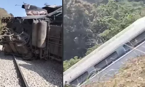 തെക്കന് മെക്സിക്കോയില് ട്രെയിന് പാളം തെറ്റി 13 മരണം തെക്കന് മെക്സിക്കോയില് ട്രെയിന് പാളം തെറ്റി 13 മരണം