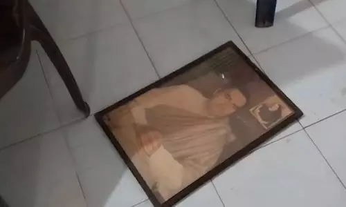 കരിവെള്ളൂരില് കോണ്ഗ്രസ് മണ്ഡലം കമ്മിറ്റി ഓഫീസ് അടിച്ച് തകര്ത്തു; സിപിഎമ്മിനെതിരേ പരാതി കരിവെള്ളൂരില് കോണ്ഗ്രസ് മണ്ഡലം കമ്മിറ്റി ഓഫീസ് അടിച്ച് തകര്ത്തു; സിപിഎമ്മിനെതിരേ പരാതി