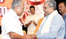 ബുള്‍ഡോസര്‍ രാജ് വിവാദങ്ങള്‍ക്കിടെ വേദി പങ്കിട്ട് കര്‍ണാടക മുഖ്യമന്ത്രി സിദ്ധരാമയ്യയും പിണറായി വിജയനും