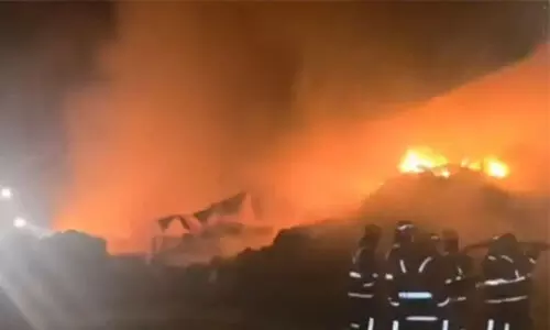 താമരശ്ശേരിയില്‍ പ്ലാസ്റ്റിക് മാലിന്യ സംസ്‌കരണ ഫാക്ടറിയില്‍ വന്‍ തീപ്പിടിത്തം