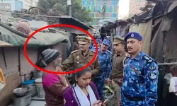 മൊബൈല് ഫോണ് ഉപയോഗിച്ച് മധ്യവയസ്കനെ സ്കാന് ചെയ്ത് ബംഗ്ലാദേശിയെന്ന് വിളിച്ച് യുപി പോലിസ് (VIDEO) മൊബൈല് ഫോണ് ഉപയോഗിച്ച് മധ്യവയസ്കനെ സ്കാന് ചെയ്ത് ബംഗ്ലാദേശിയെന്ന് വിളിച്ച് യുപി പോലിസ് (VIDEO)