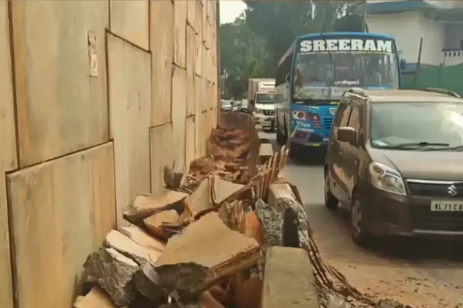 കൊയിലാണ്ടിയില് ദേശീയപാത നിര്മാണത്തിനിടെ കോണ്ക്രീറ്റ് പാളി തകര്ന്നുവീണു കൊയിലാണ്ടിയില് ദേശീയപാത നിര്മാണത്തിനിടെ കോണ്ക്രീറ്റ് പാളി തകര്ന്നുവീണു