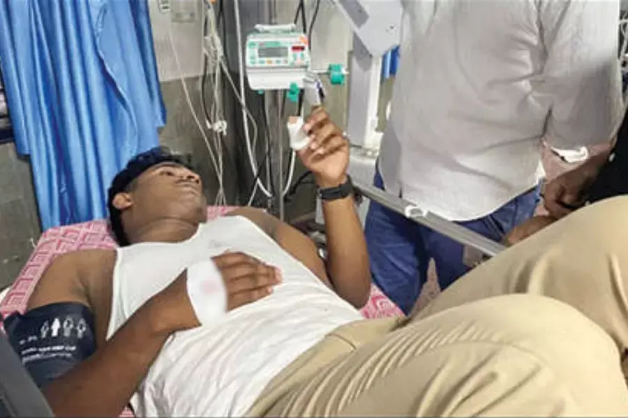 ചികില്സയിലുള്ള രോഗി അക്രമാസക്തനായി; പിടിച്ചുമാറ്റാനെത്തിയ പോലിസുകാരന് കുത്തേറ്റു ചികില്സയിലുള്ള രോഗി അക്രമാസക്തനായി; പിടിച്ചുമാറ്റാനെത്തിയ പോലിസുകാരന് കുത്തേറ്റു