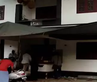 തലാഖ് ചൊല്ലി ഒഴിവാക്കിയെന്ന് ഭര്ത്താവ്; യുവതിയും ഒന്പതു വയസുകാരനായ മകനും കഴിയുന്നത് വീടിന്റെ വരാന്തയില് തലാഖ് ചൊല്ലി ഒഴിവാക്കിയെന്ന് ഭര്ത്താവ്; യുവതിയും ഒന്പതു വയസുകാരനായ മകനും കഴിയുന്നത് വീടിന്റെ വരാന്തയില്