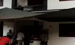 തലാഖ് ചൊല്ലി ഒഴിവാക്കിയെന്ന് ഭര്ത്താവ്; യുവതിയും ഒന്പതു വയസുകാരനായ മകനും കഴിയുന്നത് വീടിന്റെ വരാന്തയില് തലാഖ് ചൊല്ലി ഒഴിവാക്കിയെന്ന് ഭര്ത്താവ്; യുവതിയും ഒന്പതു വയസുകാരനായ മകനും കഴിയുന്നത് വീടിന്റെ വരാന്തയില്