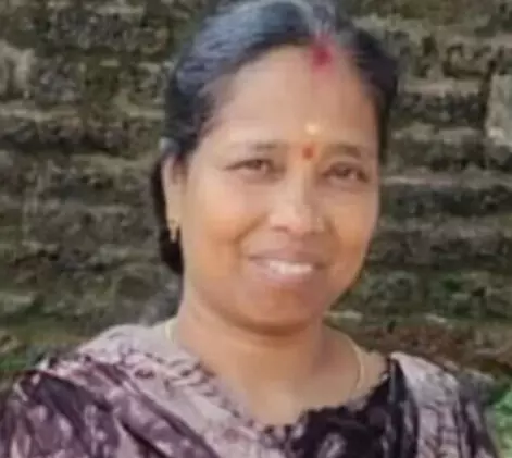 ബൈക്ക് കുഴിയില് വീണ് അപകടം; മകനൊപ്പം യാത്ര ചെയ്ത യുവതി മരിച്ചു ബൈക്ക് കുഴിയില് വീണ് അപകടം; മകനൊപ്പം യാത്ര ചെയ്ത യുവതി മരിച്ചു