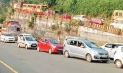 ഗതാഗതക്കുരുക്കഴിയാതെ താമരശ്ശേരി ചുരം ഗതാഗതക്കുരുക്കഴിയാതെ താമരശ്ശേരി ചുരം